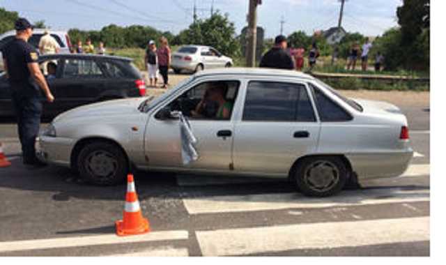 В Одесской области машина въехала в толпу протестующих на переходе, пострадал полицейский