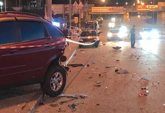 В Киеве, перебегавший дорогу пешеход спровоцировал крупное ДТП. Четыре машины разбиты