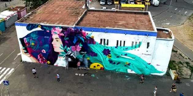 В Киеве на Харьковском продавцы арбузов изуродовали новый мурал