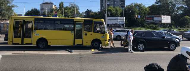 В Киеве возле Шулявского моста маршрутка въехала в Subaru