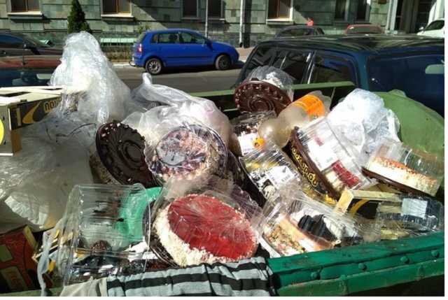 Элитный одесский супермаркет наводнил мусорники тортами