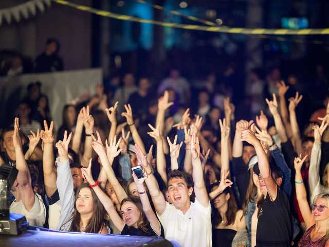 "Сделал пиджеек!" Парень "зажег" на курорте Украины и стал звездой сети