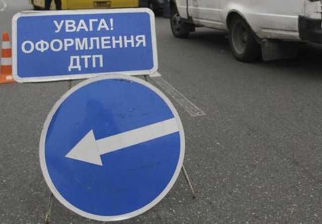 Трое пострадавших: В Днепре Mercedes на скорости вылетел в кювет