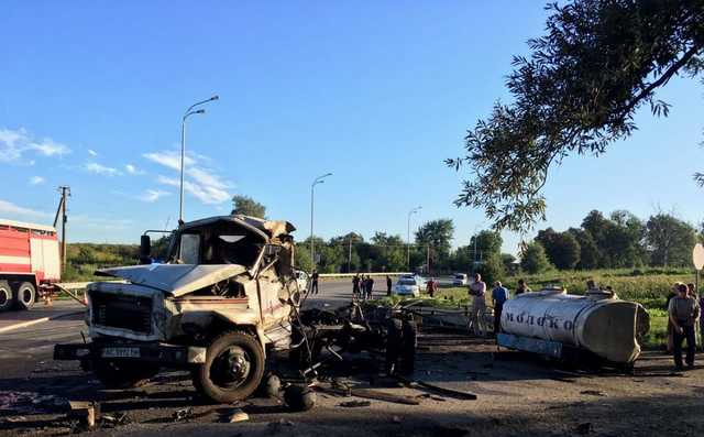 На Рівненщині внаслідок ДТП водій вантажівки згорів заживо