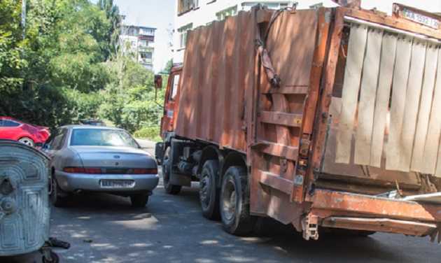 В Киеве на Соломенке мужчине оторвало руку мусоровозом