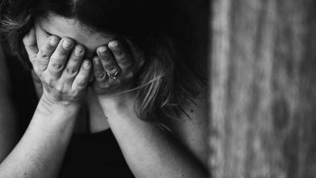 В «ЛНР» местную жительницу жестоко избили на глазах ребенка представители «власти»