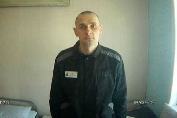 Летит в Украину? Самолет с Сенцовым вылетел из Салехарда