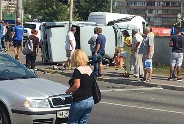 В Киеве авто влетело в толпу пешеходов: появились первые фото и видео