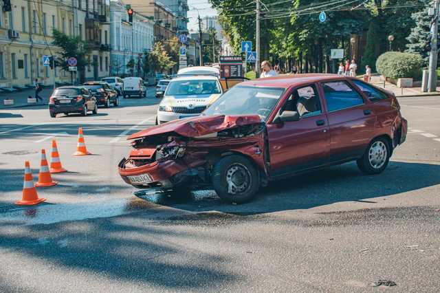 В центре Киева «Жигули» разбились о Toyota Rav 4: пострадали пассажиры
