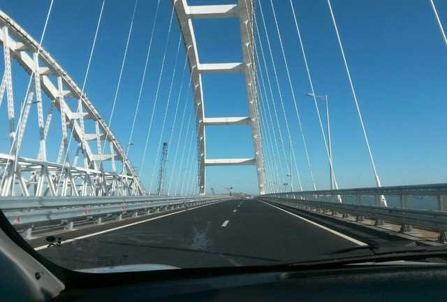 «Бешеный трафик»: В Сети высмеяли фото Крымского моста в «высокий» сезон