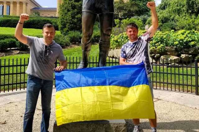 Знаменитый боксер вывесил в США украинский флаг
