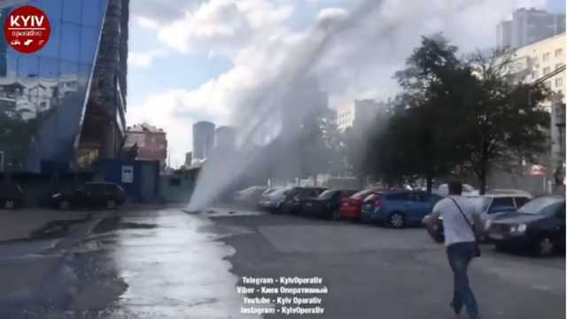 В центре Киева из асфальта забил мощный гейзер