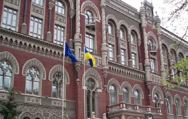 У Нацбанка не получается остановить обвал гривни