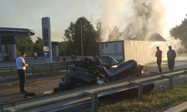 На Житомирской трассе произошло лобовое столкновение фуры и легкового автомобиля