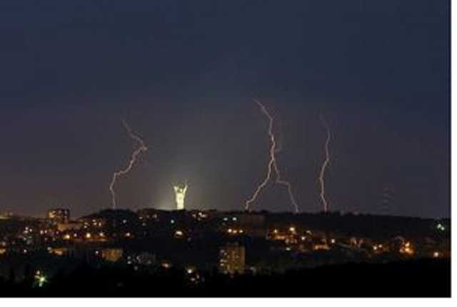 Киевлян посреди ночи разбудила мощнейшая гроза вперемешку с ливнем и градом