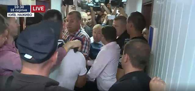 Адвокаты Януковича штурмом взяли здание суда. Видео
