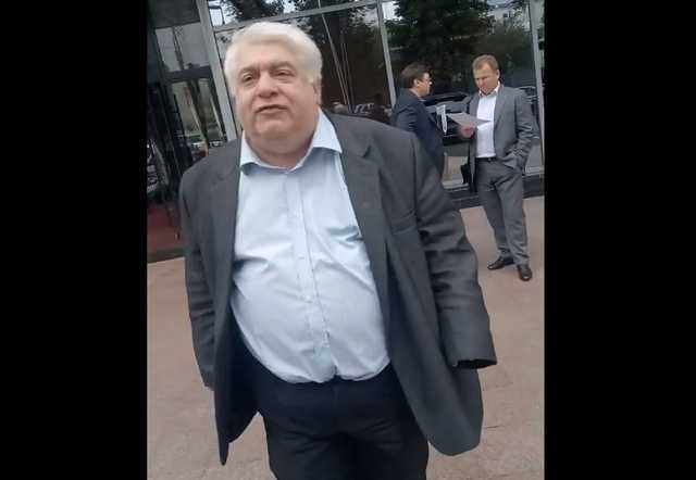 В сети опубликовали видео, где нардеп Александр Кирш выругался матом на избирателя