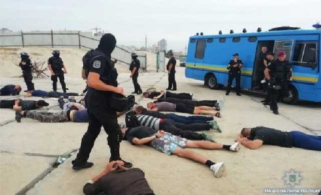 У столиці затримано близько 40 тітушок, озброєних кийками та ножами