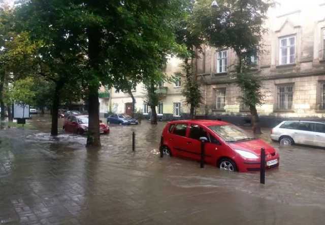Реки вместо улиц и плавучие машины: во Львове бушевала ужасная непогода