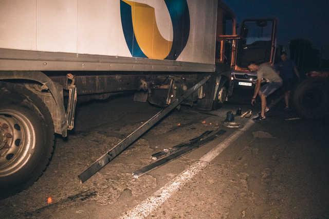 В Киеве на Дарницком шоссе фура влетела в легковушку с 11-месячным ребенком