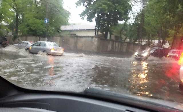Тонут машины: город на Закарпатье ушел под воду