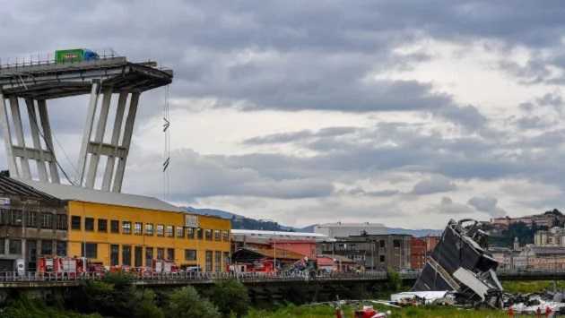 Спасатели нашли под обломками моста в Генуе машину с погибшей семьей