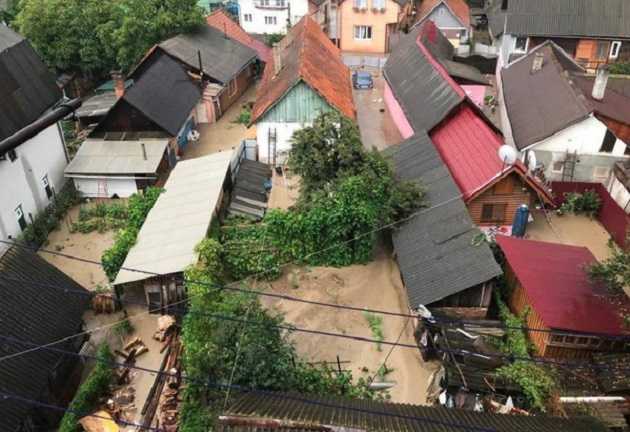 В Рахове сильный ливень затопил 50 домохозяйств и разрушил мост