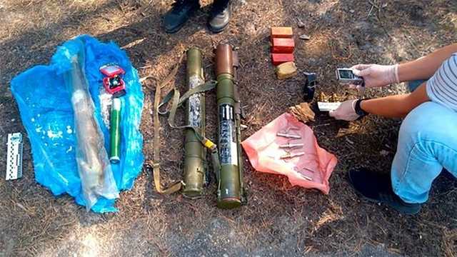 На Донетчине на заброшенной базе отдыха выявлен тайник с оружием