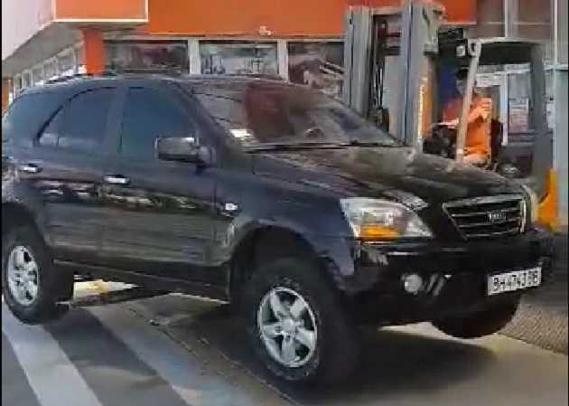 Наглого автохама проучили работники «Эпицентра»