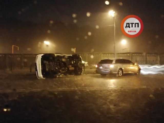 Ливень в Киеве: Утонули машины возле метро "Палац Спорта"