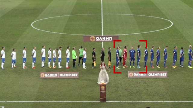 Украинский футболист демонстративно отвернулся от флага России