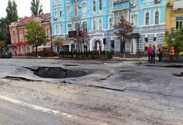 Дождь виноват: в центре Киева образовалась гигантская яма