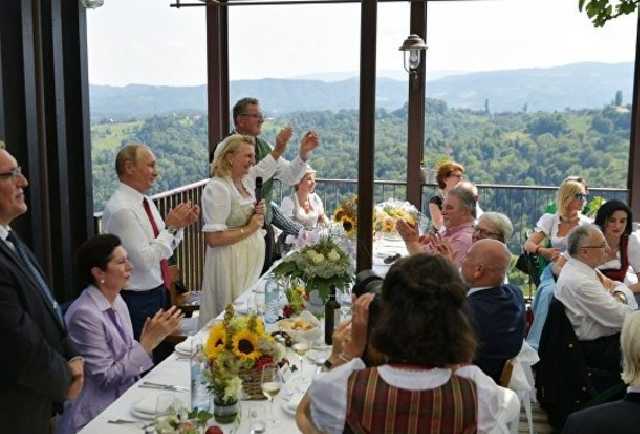 Пил, танцевал и шутил на немецком. СМИ показали Путина на австрийской свадьбе
