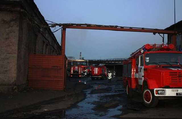 Пожар на заводе в Запорожье чудом не достиг цистерн с газом