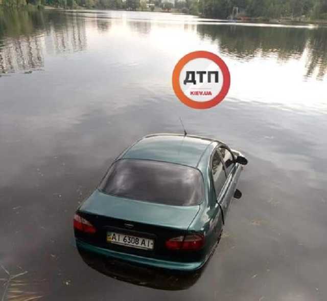 В Киеве легковушка утонула в озере Тельбин