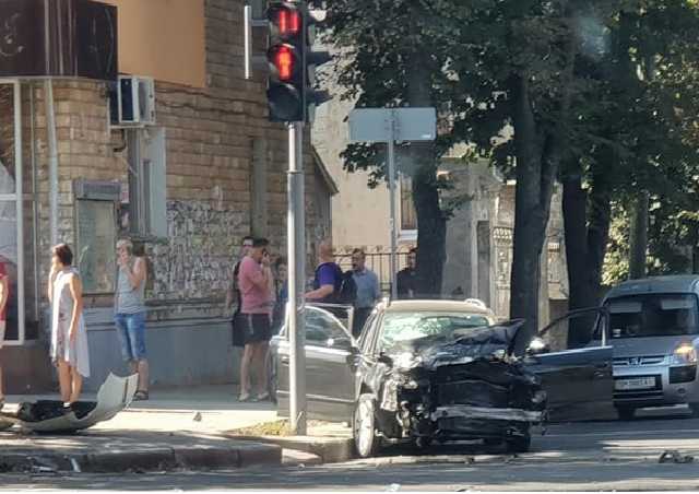 В Сумах перевернулась патрульная Toyota Prius