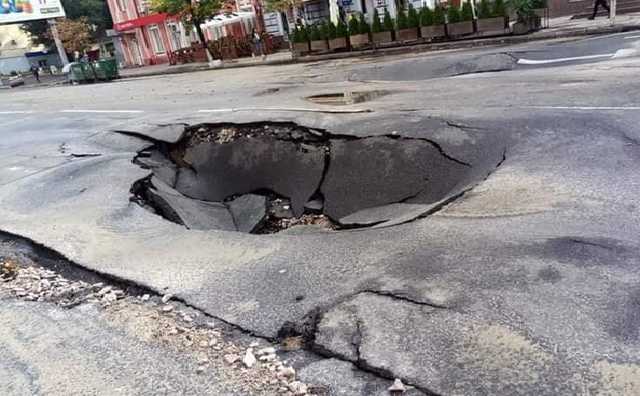 В Киевавтодоре рассказали, почему в столице провалилась дорога