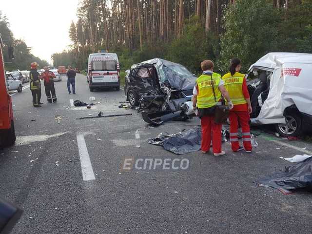 Под Киевом произошла масштабная смертельная авария: фото и видео 18+