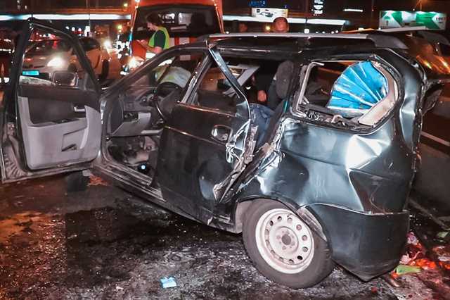 В Киеве на Осокорках микроавтобус Mercedes влетел в Lada: пять человек госпитализировали