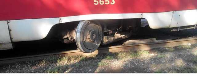 В Киеве на Курнатовского трамвай сошел с рельсов: движение заблокировано