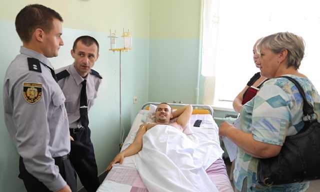 Раненный во Львове граффитчиками полицейский получил в награду квартиру