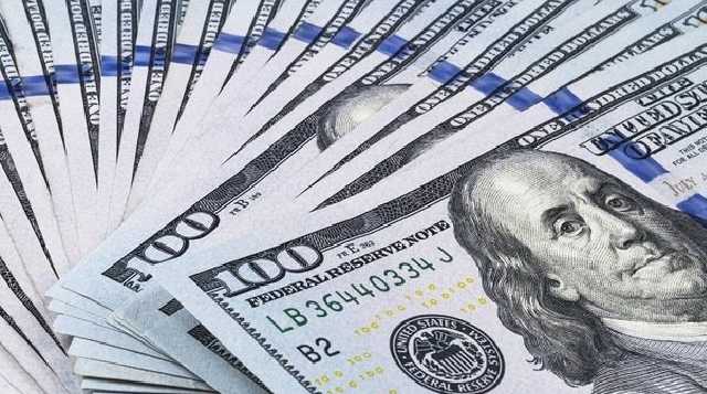 В банках подешевел доллар