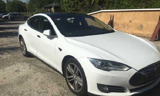 На границе со Словакией у украинца отобрали Tesla