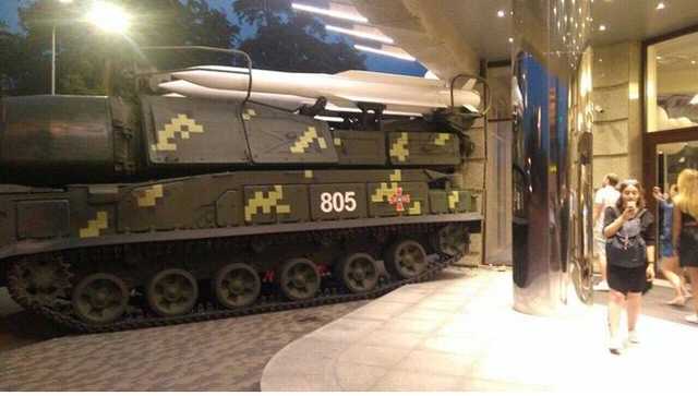 «Згорів сарай — гори і хата!»: Прощальный парад Порошенко