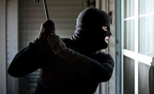 Появилось видео, как парень с ножом ограбил на Старовокзальной в Киеве кредитное учреждение