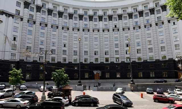 Кабмин разрешил чиновникам покупать автомобили подороже