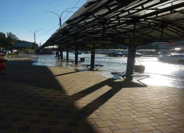 Злий рок переслідує комунальників Кличка: Одну з центральних магістралей Києва залило лайном