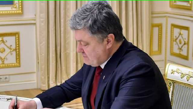 Порошенко наградил орденом копа, который погиб от рук «харьковского стрелка»