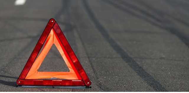 В Киеве на Леси Украинки Mercedes протаранил такси и загорелся: пострадал мужчина