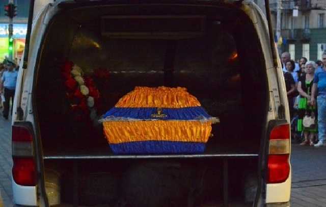 В Луцке на коленях встретили бойца ВСУ, погибшего от пули снайпера